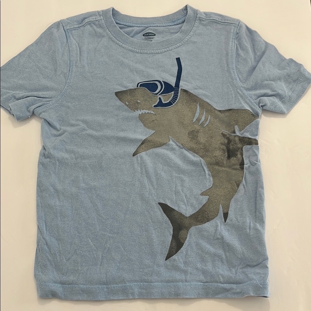 Old Navy Kids (5T/5A) Light Blue Crewneck T-Shirt with Scuba Shark Graphic